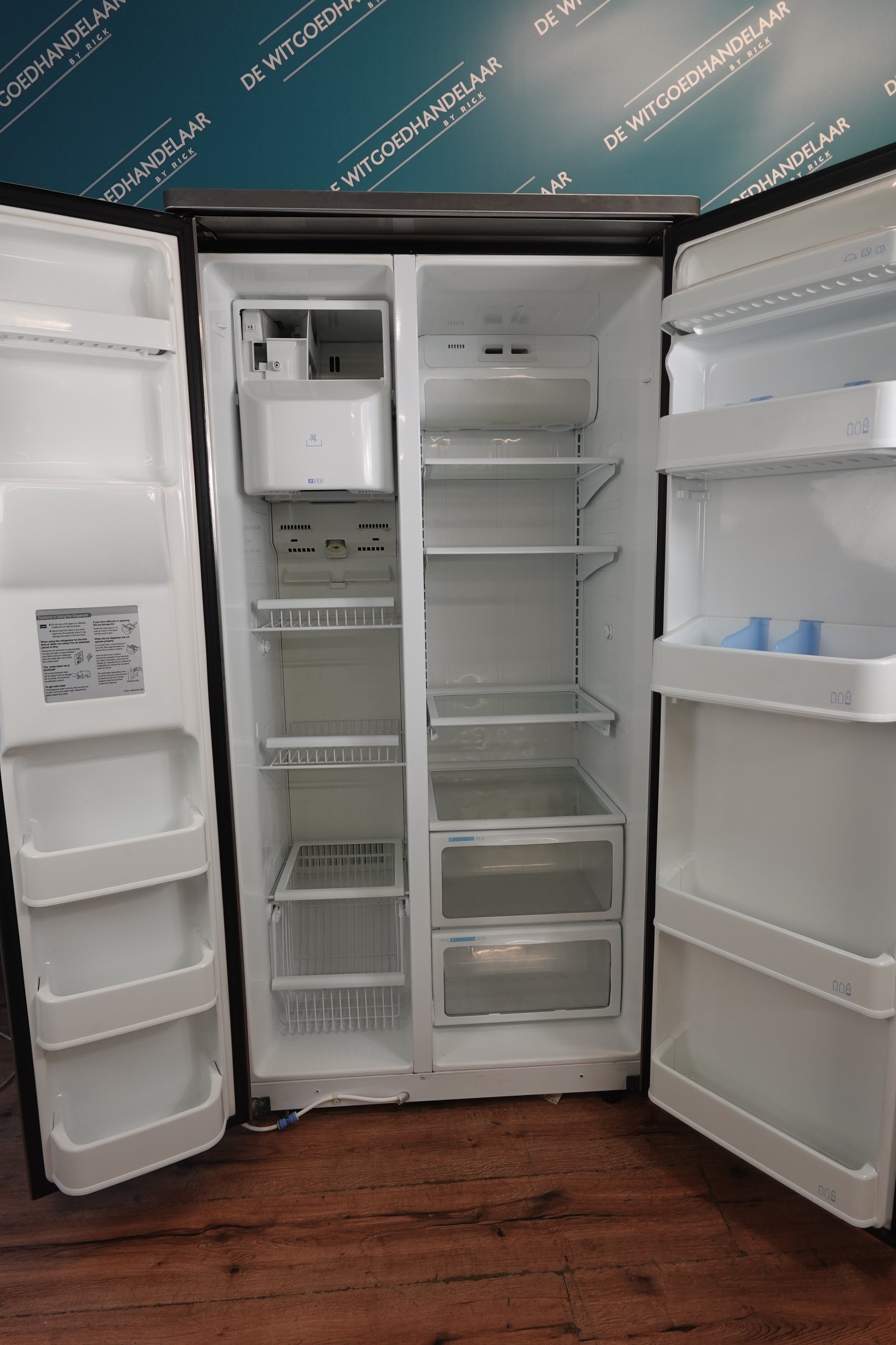 Amerikaanse koelkast ATAG met water - en ijsblokjesdispenser