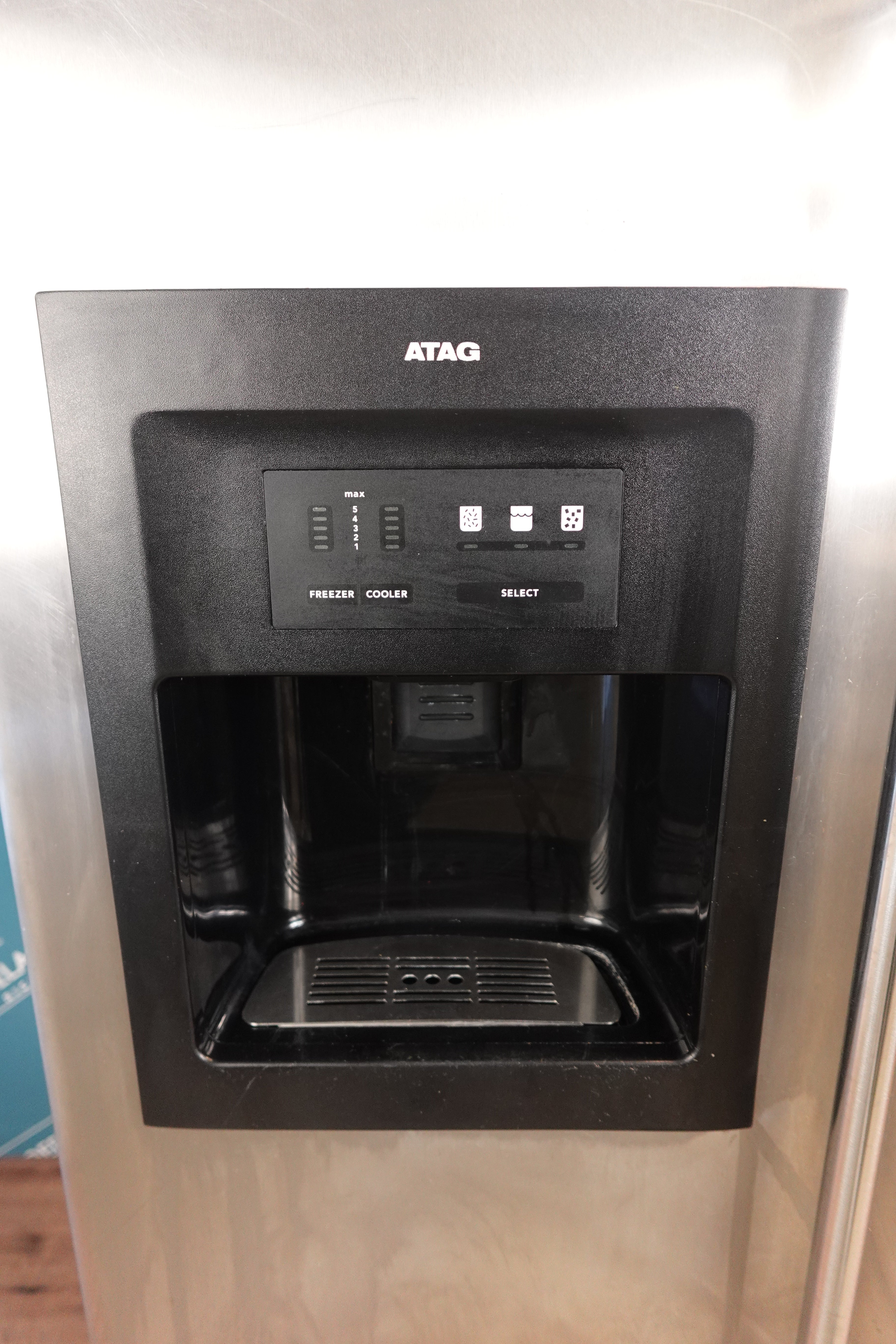 Amerikaanse koelkast ATAG met water - en ijsblokjesdispenser